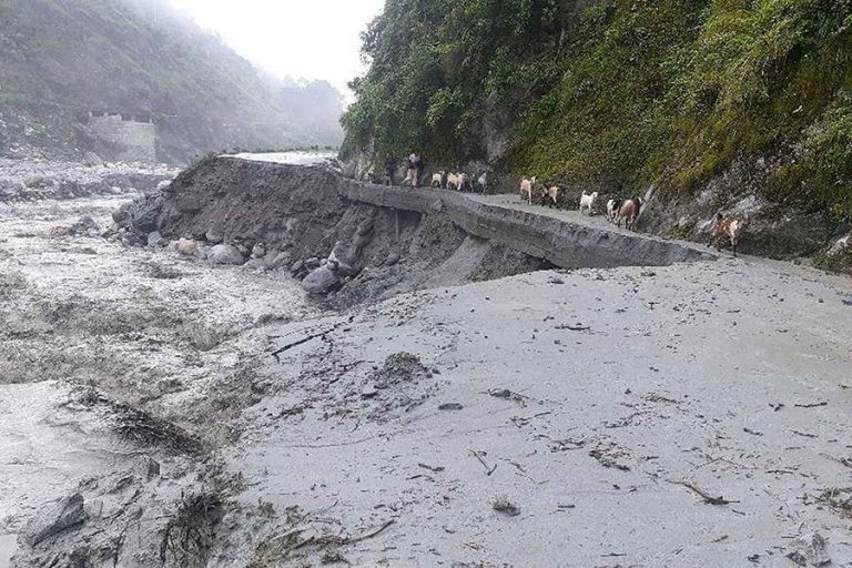 बाढी र पहिराले अवरुद्ध १२ सडक खुलेनन्