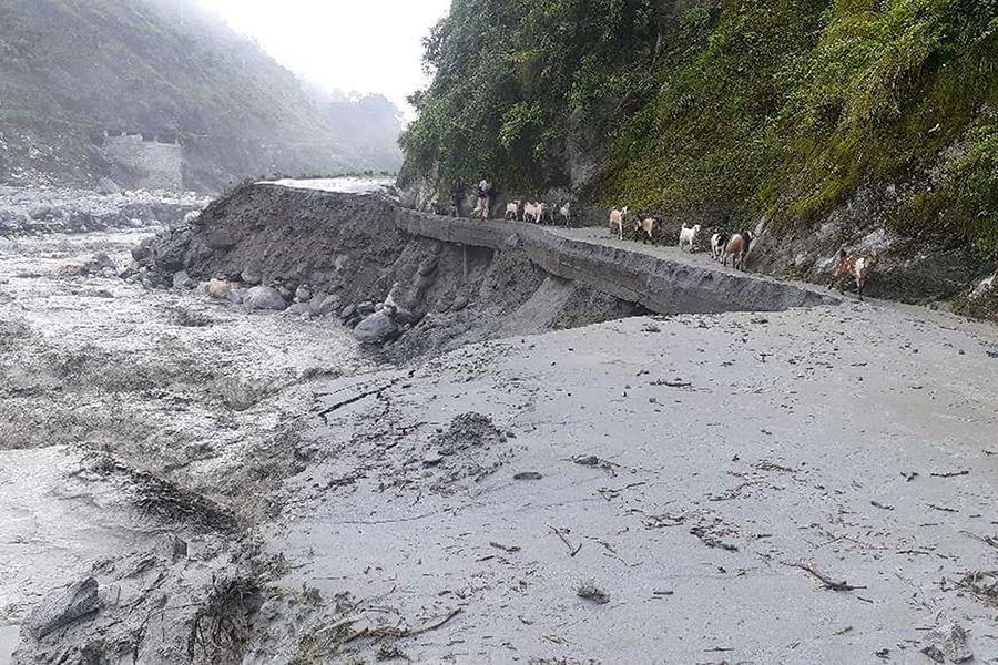 बाहुलीखोलामा आएको बाढीले चैनपुर जोड्ने सडकखण्ड अवरुद्ध