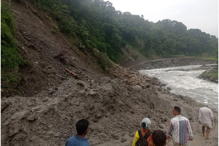 इन्द्रावती तेस्रो जलविद्युत आयोजनाको ड्याम छेउमा पहिरो