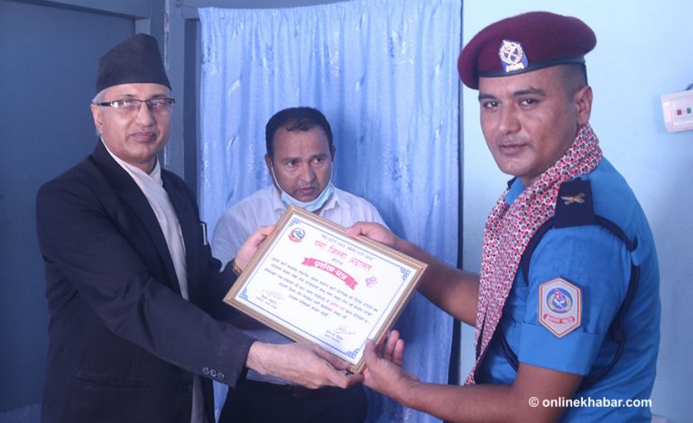 पर्सा जिल्ला अदालतबाट उत्कृष्ट कार्य सम्पादन गर्ने प्रहरी अधिकृत सम्मानित