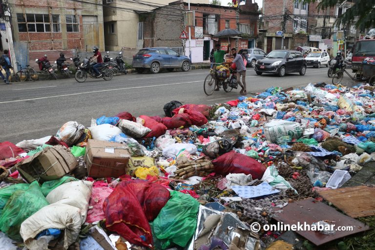 काठमाडौँ उपत्यकाको चोकचोकमा फोहोर