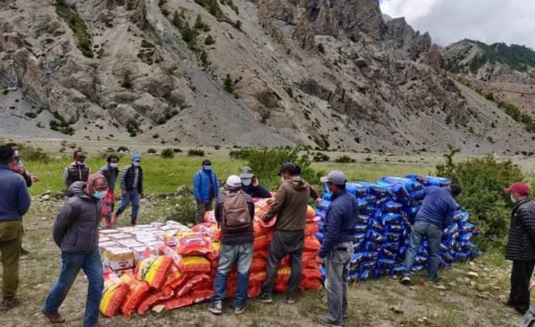 मनाङका बाढीपीडितलाई राहत वितरण