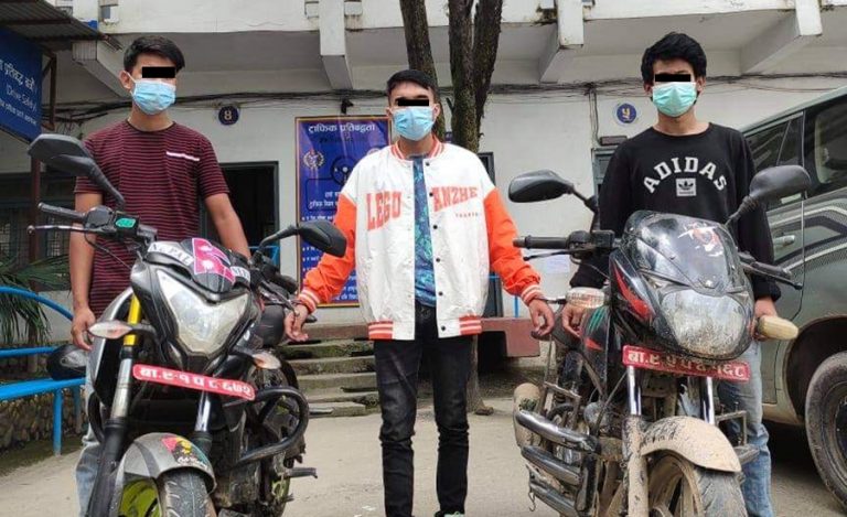 चोरीको मोटरसाइकलसहित भक्तपुरबाट तीन जना पक्राउ