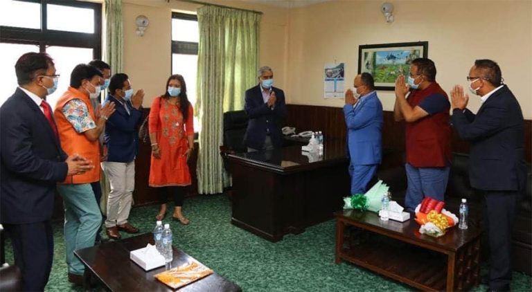 एनआरएनए प्रतिनिधिले प्रधानमन्त्रीलाई भेटे, गैरआवासीय नेपाली नागरिकताबारे ध्यानाकर्षण