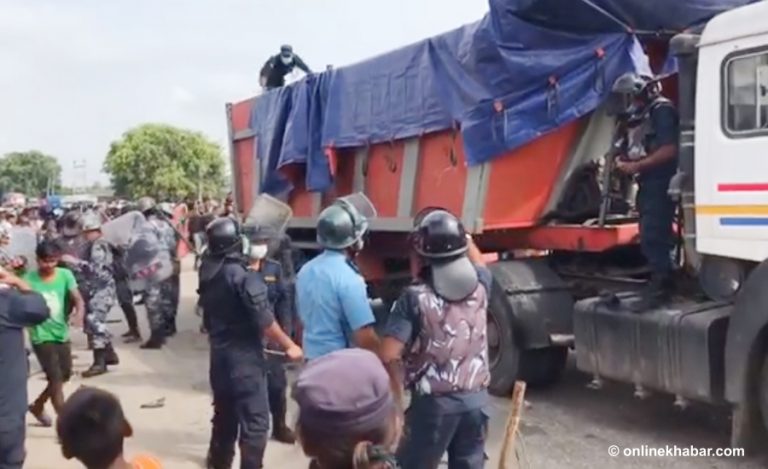 ट्रकको ठक्करबाट एक जनाको मृत्यु भएपछि सर्लाहीको नवलपुर तनावग्रस्त