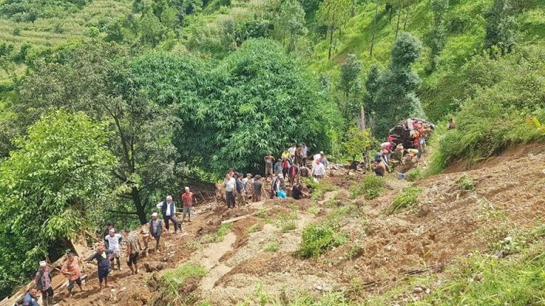 बैतडीमा पहिरोले दुई घर पुरिए