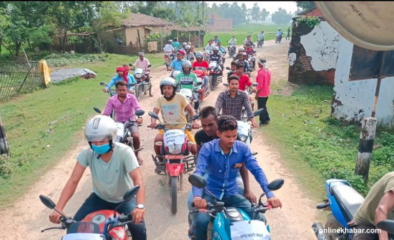 गाउँपालिकामा आर्थिक पारदर्शिताको माग राख्दै पकाहामैनपुरका युवाले बुझाए ज्ञापनपत्र