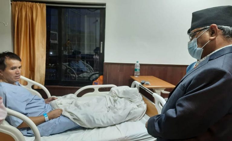 कृष्ण केसीको स्वास्थ्य अवस्था बुझ्न प्रचण्ड नर्भिक अस्पताल पुगे