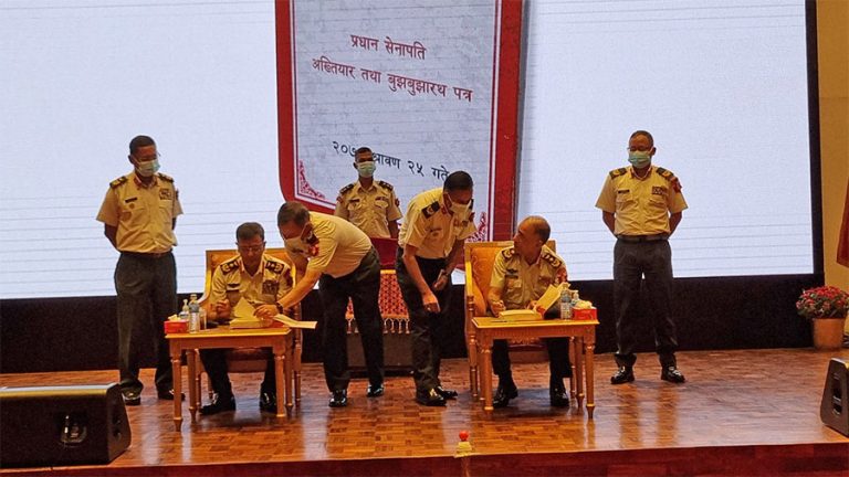 सेनामा कमाण्ड हस्तान्तरण : शर्मालाई कामु प्रधानसेनापतिको जिम्मा