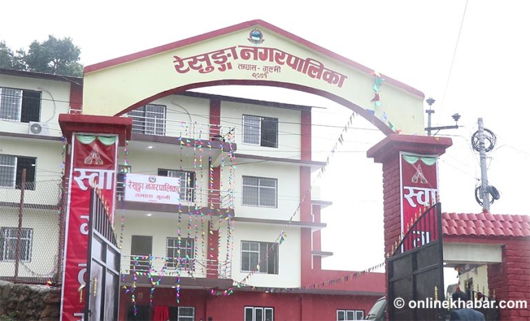 भारी वर्षाले रेसुङ्गाका विद्यालयमा बिदा