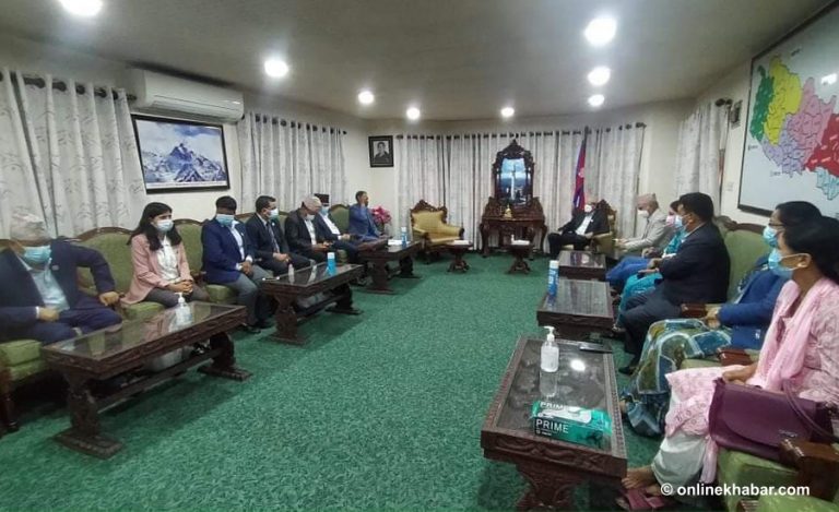 १४ सांसदलाई कारबाहीको माग गर्दै एमाले सांसदहरु आज पनि सभामुखको कार्यकक्षमा