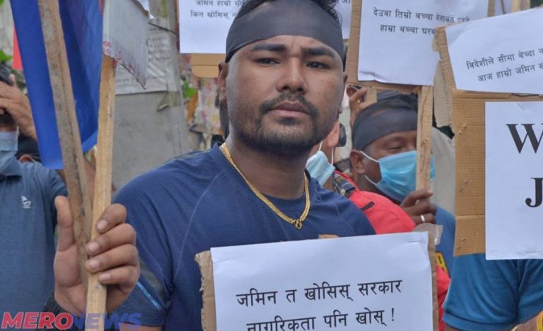 भाइरल तस्वीरमा देखिएका युवा को हुन् ?