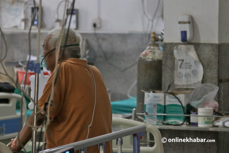 अस्पतालमा बढ्न थाले बिरामी, दोस्रो लहर उत्कर्षकै झल्को