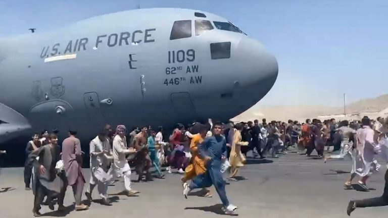 अस्तव्यस्त काबुल विमानस्थल : विमानमै झुण्डिन्छन् मानिस