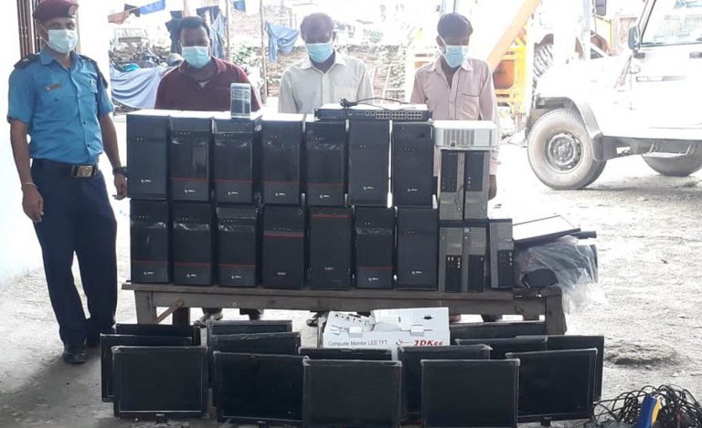 विद्यालयको कम्प्युटर व्यक्तिको घरमा, तीन जना पक्राउ