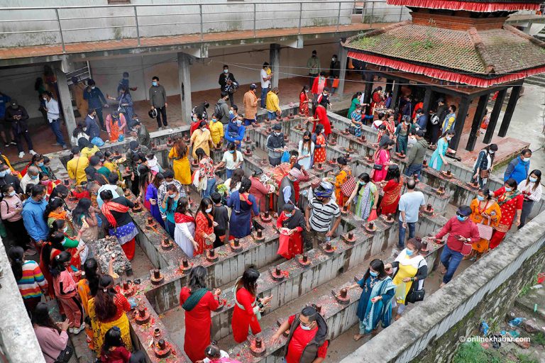 डोलेश्वर महादेव मन्दिरमा भक्तजनको भीड (फोटो फिचर)