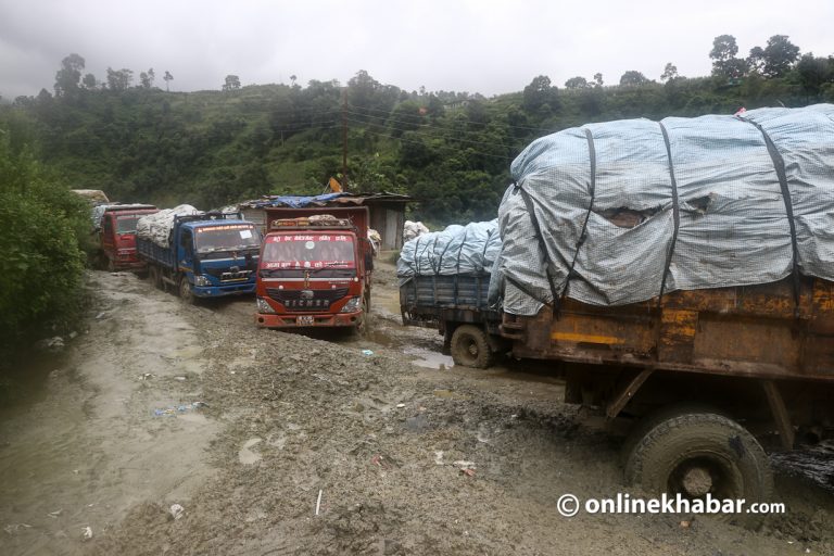 बाख्रालाई ठक्कर दिएपछि सिसडोलवासीले रोके फोहोर बोकेको ट्रक