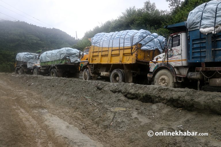 सिसडोलकै फोहोरले रोक्दैछ बञ्चरेडाँडाको बाटो