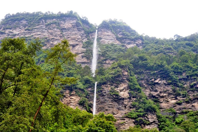 आकर्षणको केन्द्र बन्दै म्याग्दीको पानी उड्ने झरना