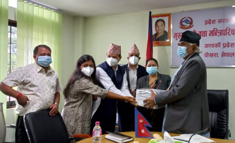 गण्डकी सरकारलाई ८५ लाख रुपैयाँको स्वास्थ्य सामग्री सहयोग 