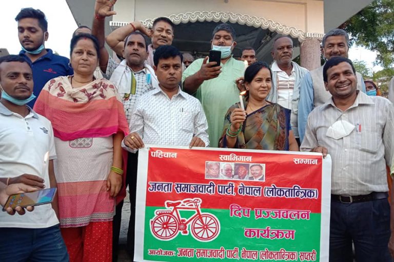 सप्तरीमा महन्थ ठाकुर पक्षले मैनबत्ती बालेर मनाए खुशीयाली