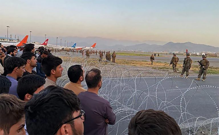 अफगान नागरिकलाई काबुल विमानस्थलमा जान तालिबानको रोक