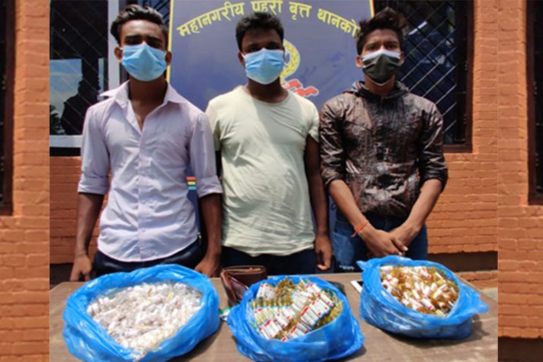 नागढुंगाबाट १५०० एम्पुल लागुऔषध बरामद, तीनजना पक्राउ
