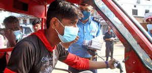 ललितपुर सीडीओको आदेश- मास्क नलगाएका यात्रुलाई पाँच रुपैयाँ लिएर मास्क दिनू