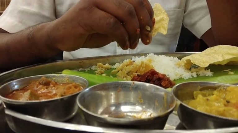 गरुड पुराण अनुसार यस्ता व्यक्तिको घरमा खाना खानुहुँदैन