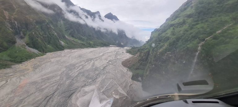 बाढीको स्रोतमा पुग्न सकेन विज्ञ टोली, नदी किनारको बस्ती सार्न सुझाव