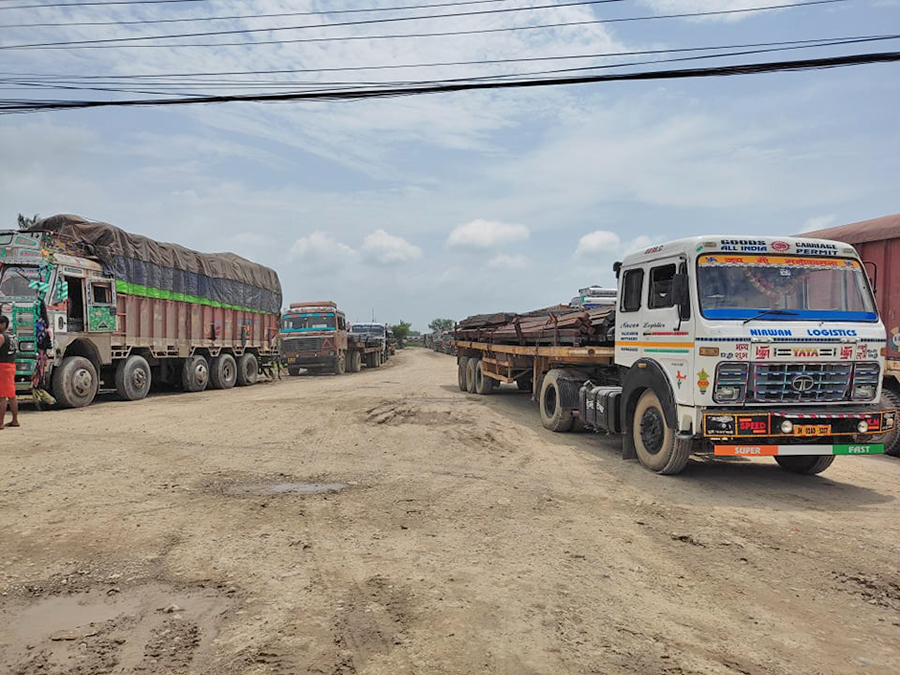 सडकको क्षमताभन्दा बढी भार बोकेको भन्दै नेपाली व्यवसायीले रोके भारतीय ट्रक