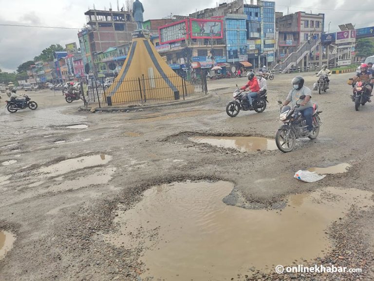 बुटवलको मुख्य सडकमा खाल्डैखाल्डा
