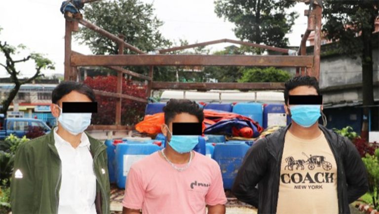 पोखरामा १३ सय किलो एसिडसहित तीन जना पक्राउ