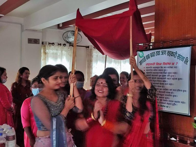 हेटौंडाका अटो रिक्सा चालक महिलालाई तुल र पञ्‍जे बाजासहित सम्‍मान