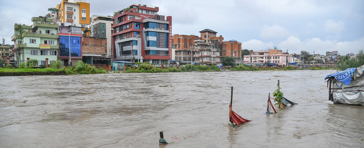 उपत्यकाका नदीमा जल सतह बढेपछि करिडोरमा प्रहरी गस्ती