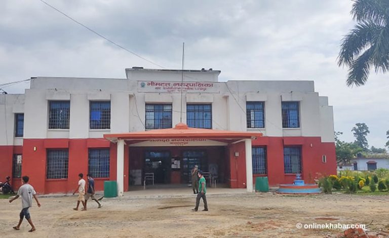 युवतीले नक्कली परिचयपत्र बोकेको भेटिएपछि नगरपालिकाले थाल्यो छानबिन