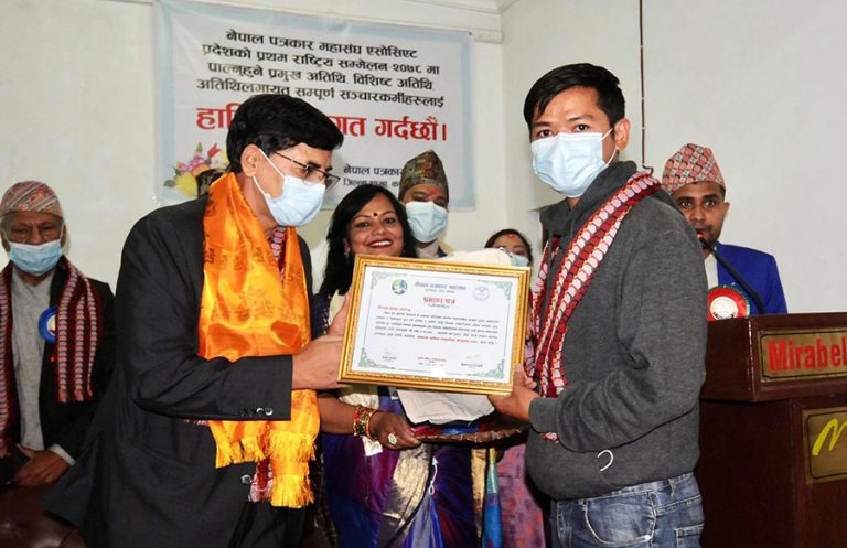 अनलाइनखबरकर्मी आले ‘संकटमा सक्रिय पत्रकारिता प्रोत्साहन पुरस्कार’बाट सम्‍मानित