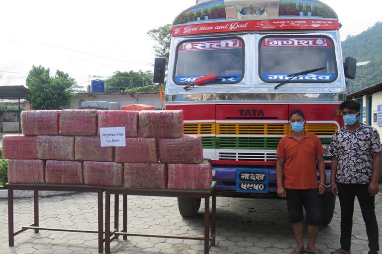 मकवानपुरमा ट्रकमा भेटियो १७५ किलो गाँजा, दुईजना पक्राउ