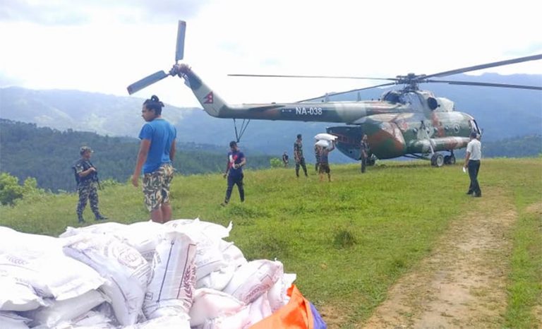 उत्तरी गोरखामा हेलिकप्टरबाट खाद्यान्न ढुवानी