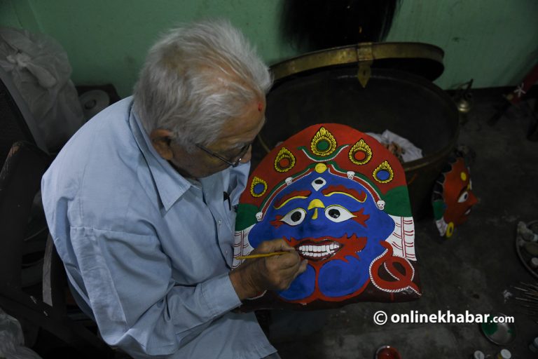 इन्द्रजात्राको लागि मुकुट बनाउने तेजबहादुर