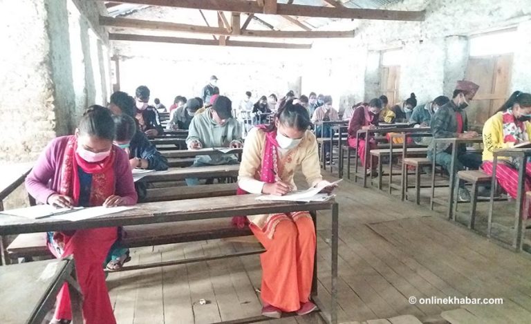 शौचालय छ पानी छैन, बीचमै पढाइ छाड्छन् छात्रा