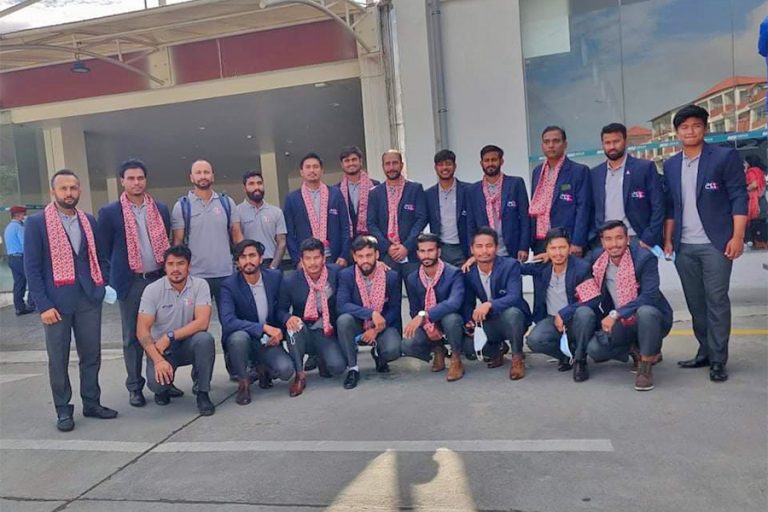 क्रिकेट टोली स्वदेश फर्कियो, प्रशिक्षक वाटमोर आएनन्