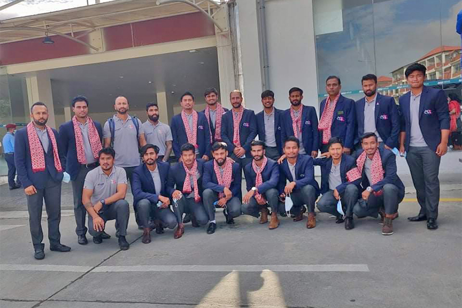 क्रिकेट टोली स्वदेश फर्कियो, प्रशिक्षक वाटमोर आएनन्