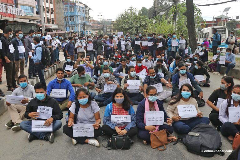 लोक सेवाले शाखा अधिकृतको रिजल्ट सार्वजनिक नगरेको विरोधमा प्रदर्शन