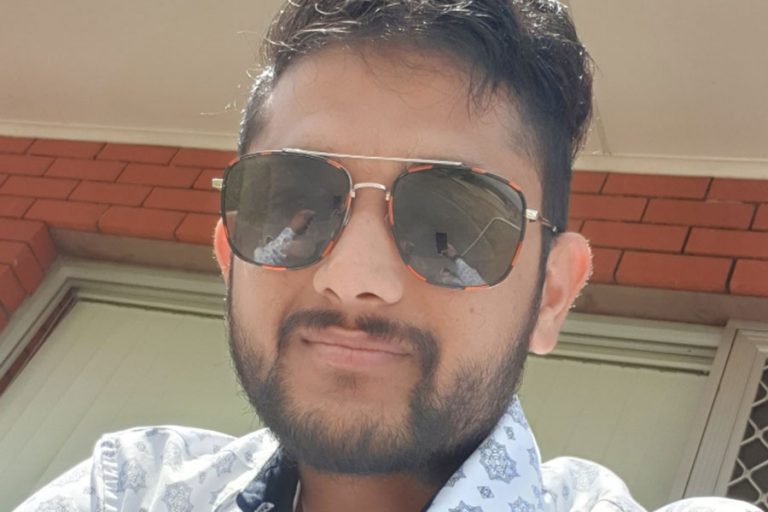 बुढीलाई सारी