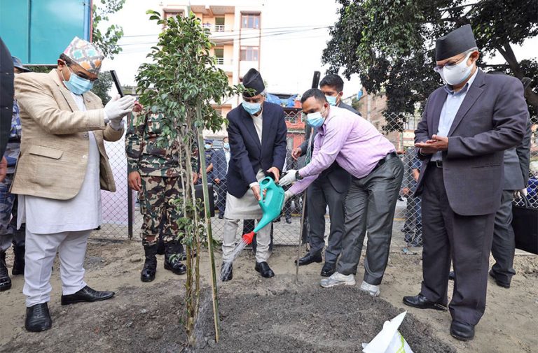 प्रधानमन्त्रीले सुरु गरे ‘राष्ट्रसेवक कर्मचारी वृक्षरोपण अभियान’