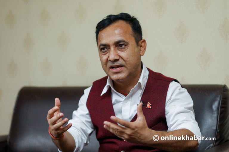 शिक्षकलाई जस्तै निजामती कर्मचारीलाई पनि सडकमै पुग्ने वातावरण नबनाऔं : विश्वप्रकाश