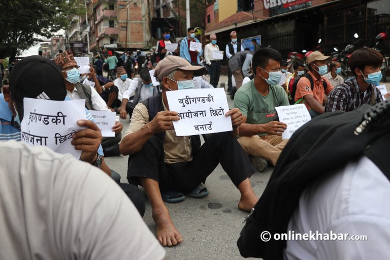 बुढीगण्डकी आयोजना तत्काल शुरु गर्न माग गर्दै स्थानीय वासिन्दा सडकमा
