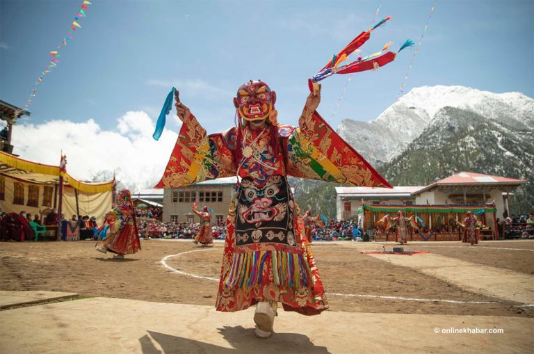 याल्बाङ गुम्बामा एक अनौठो नृत्य