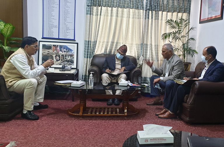 कोरोना बिमा भुक्तानीको विषयमा विकल्प खोज्न बिमा समितिलाई अर्थमन्त्रीको निर्देशन